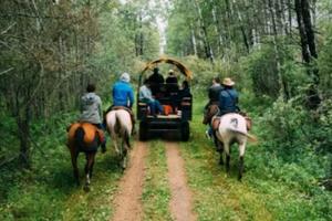 Riders following the wagon 